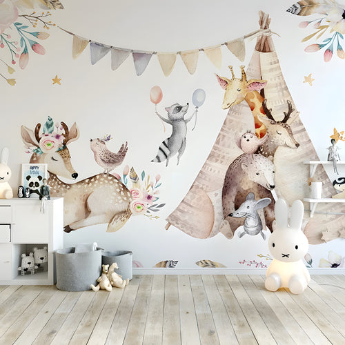 Fresque murale aquarelle avec animaux, tipi et fanions dans une chambre d'enfant