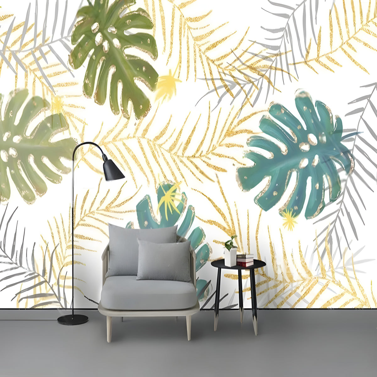 Mur orné de feuilles de monstera vertes et de palmes dorées derrière un fauteuil gris