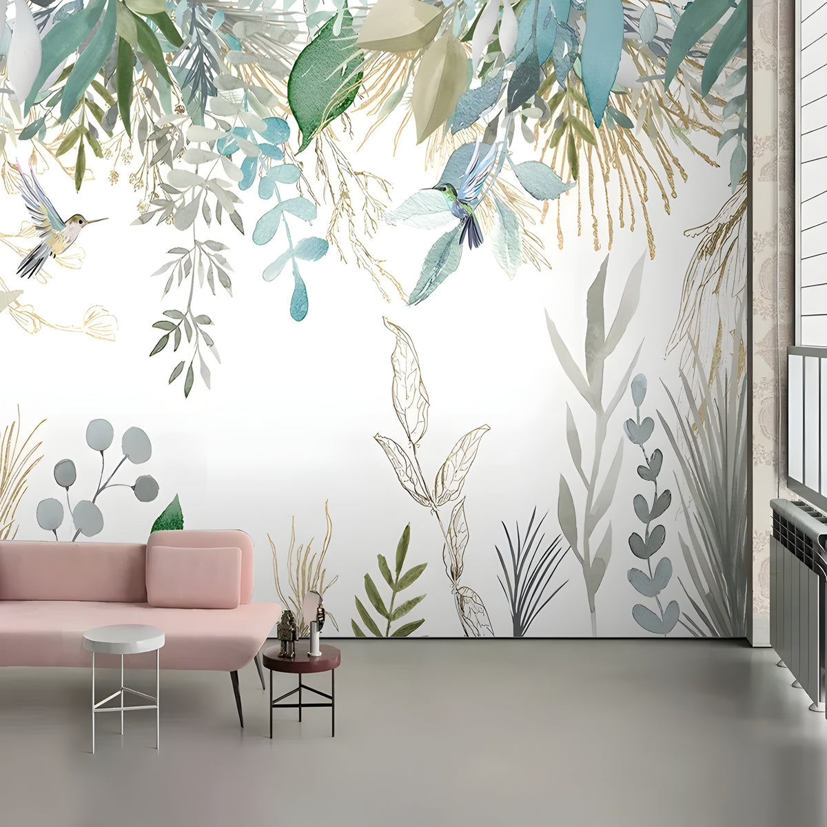 Papier peint panoramique feuillage aquarelle vert et colibris dans un salon au canapé rose