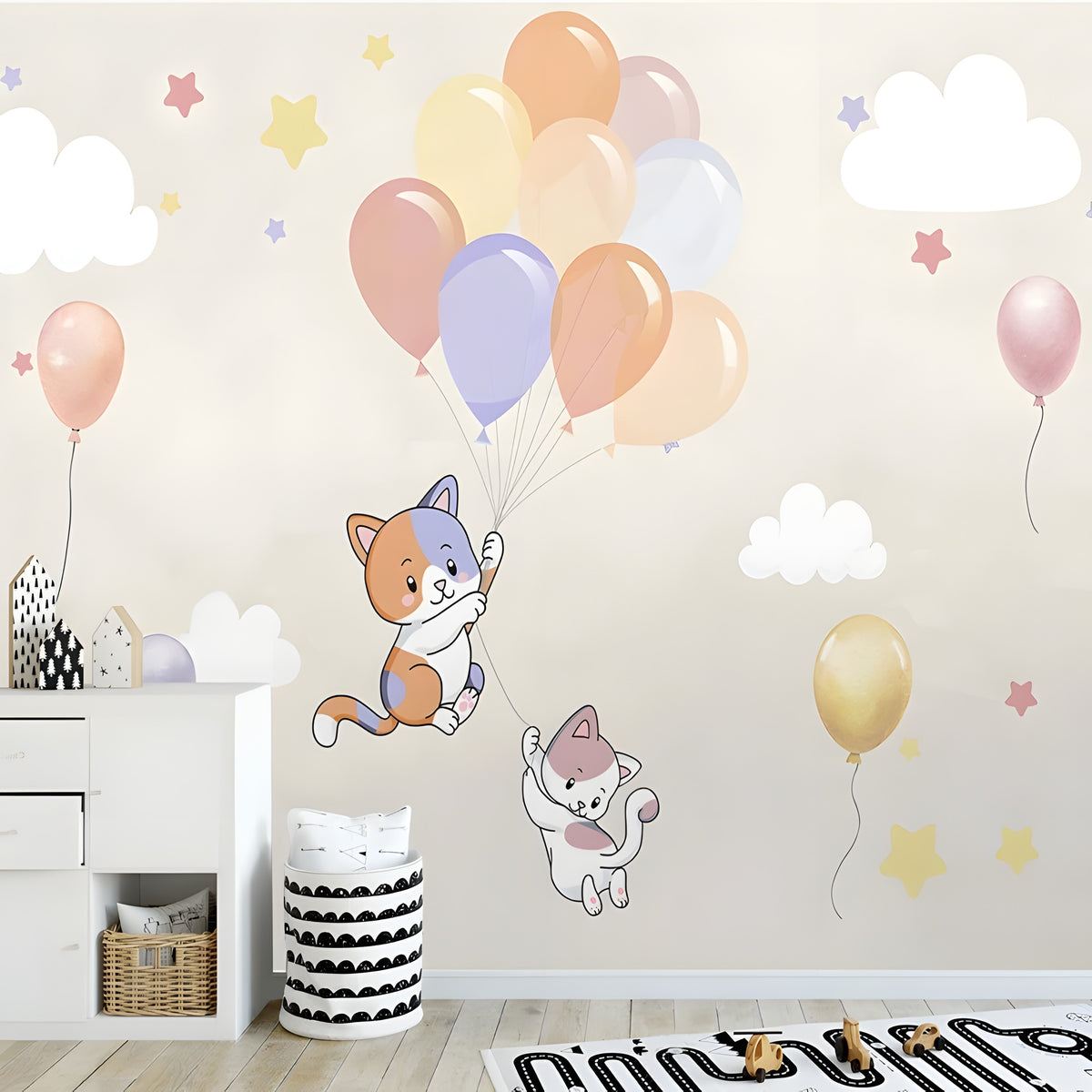 Papier peint chambre d'enfant avec deux chats tenant des ballons pastel et nuages