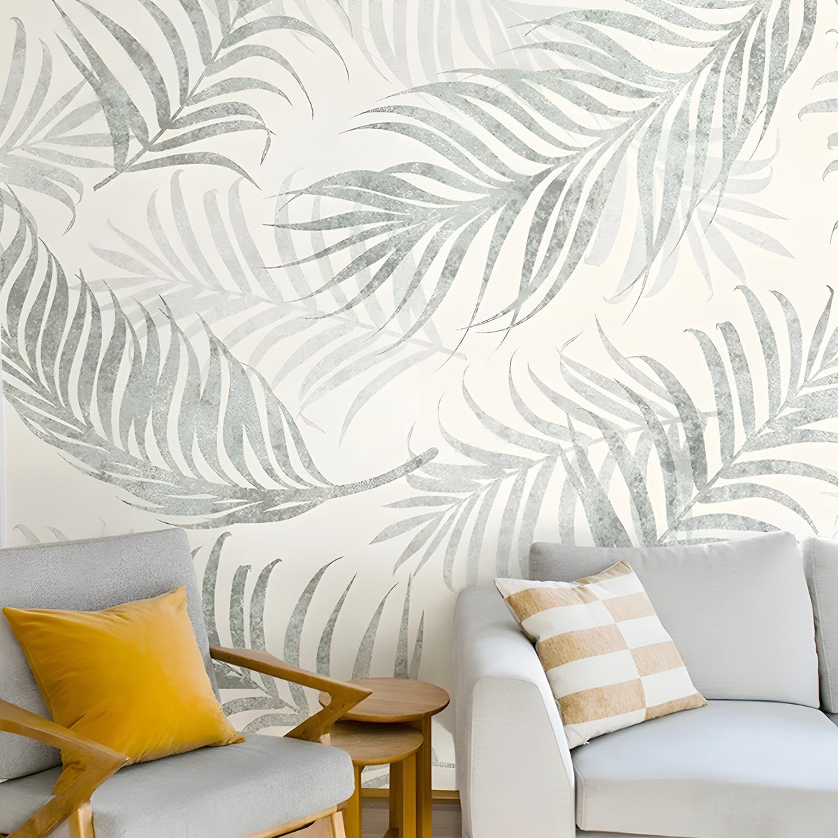 Mur de salon orné de grandes feuilles de palmier vert sauge sur fond crème