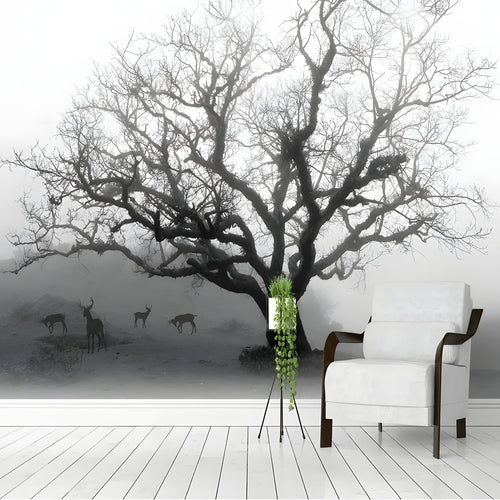 Papier peint noir et blanc, grand arbre nu et cerfs dans la brume, salon