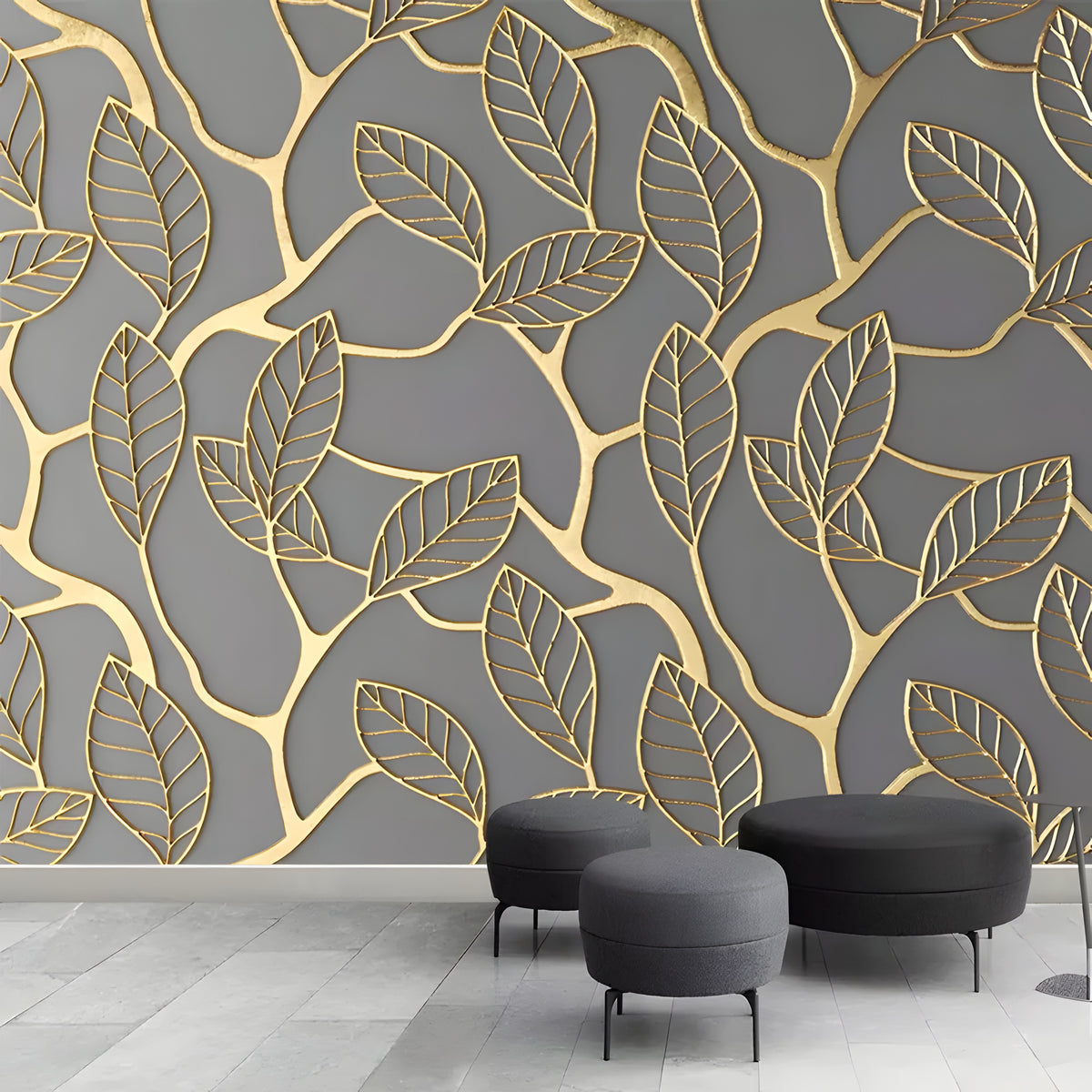 Papier peint panoramique feuilles dorées sur fond gris avec poufs noirs ronds