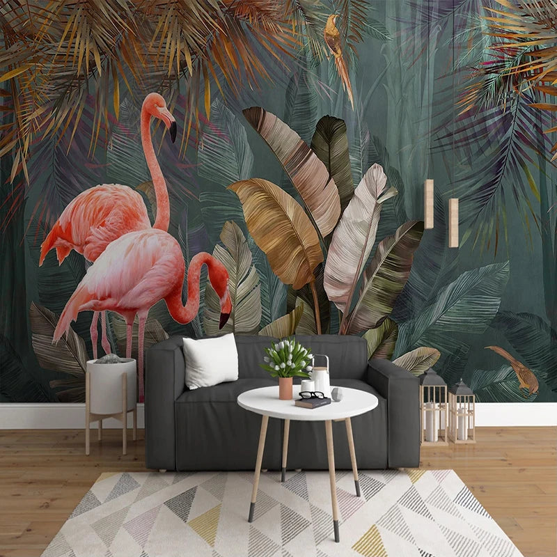 Papier peint panoramique flamants roses parmi feuilles de bananier et palmes dans un salon