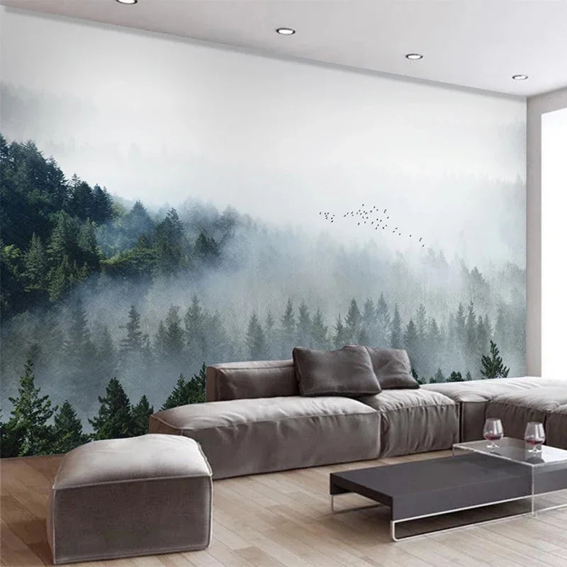 Papier peint panoramique de forêt de sapins dans la brume au-dessus d'un canapé beige