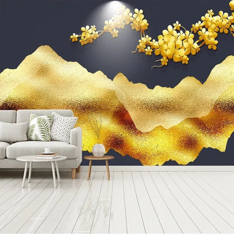 Salon avec papier peint panoramique de montagnes dorées et fleurs sur fond bleu nuit