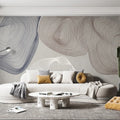Salon contemporain avec mur orné de grandes lignes ondulantes beige, taupe et bleu