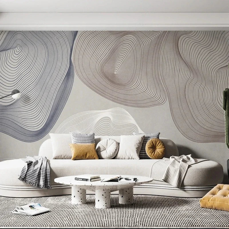 Salon contemporain avec mur orné de grandes lignes ondulantes beige, taupe et bleu