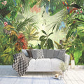 Papier peint jungle tropicale verte avec perroquets et fauve derrière un canapé blanc