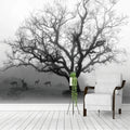 Papier peint noir et blanc, grand arbre nu et cerfs dans la brume, salon