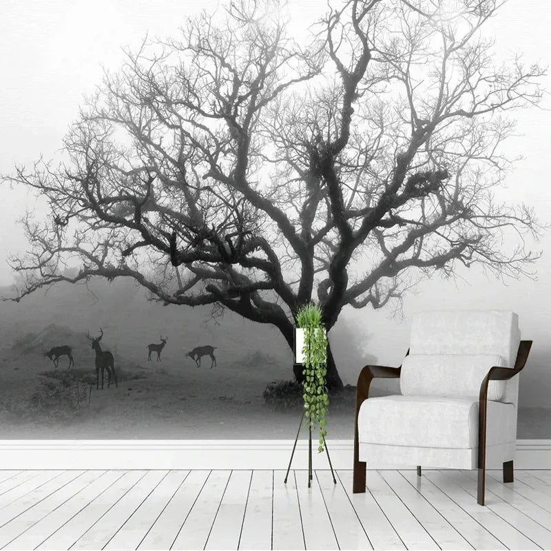 Papier peint noir et blanc, grand arbre nu et cerfs dans la brume, salon