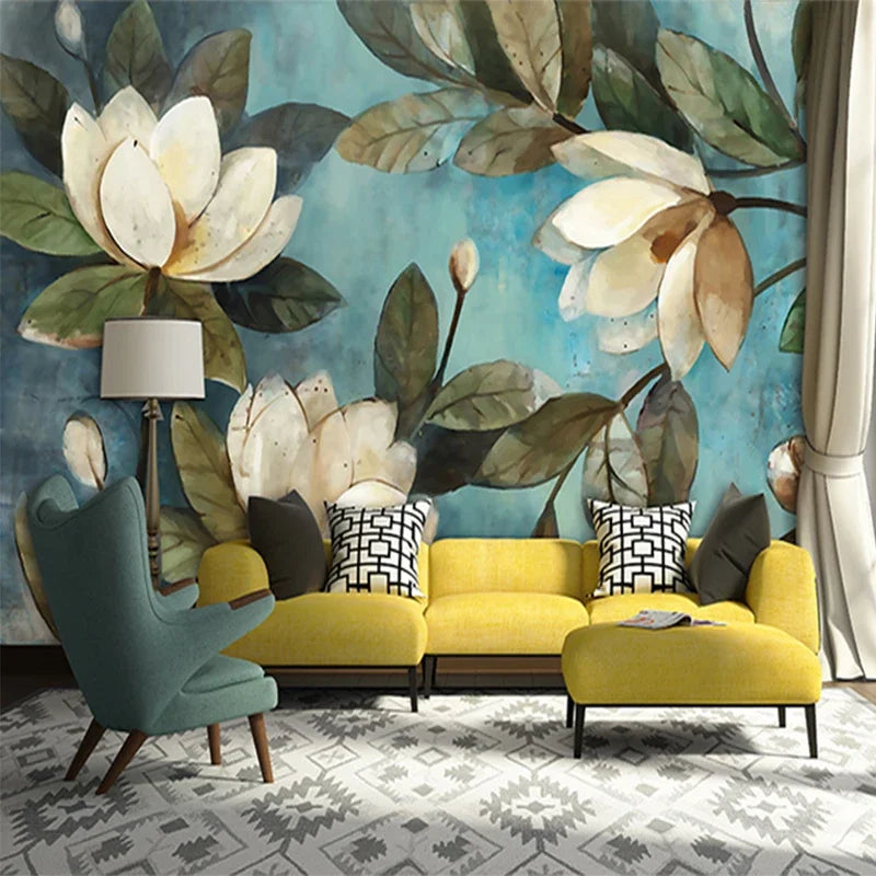 Salon avec papier peint panoramique de magnolias peints sur fond bleu profond