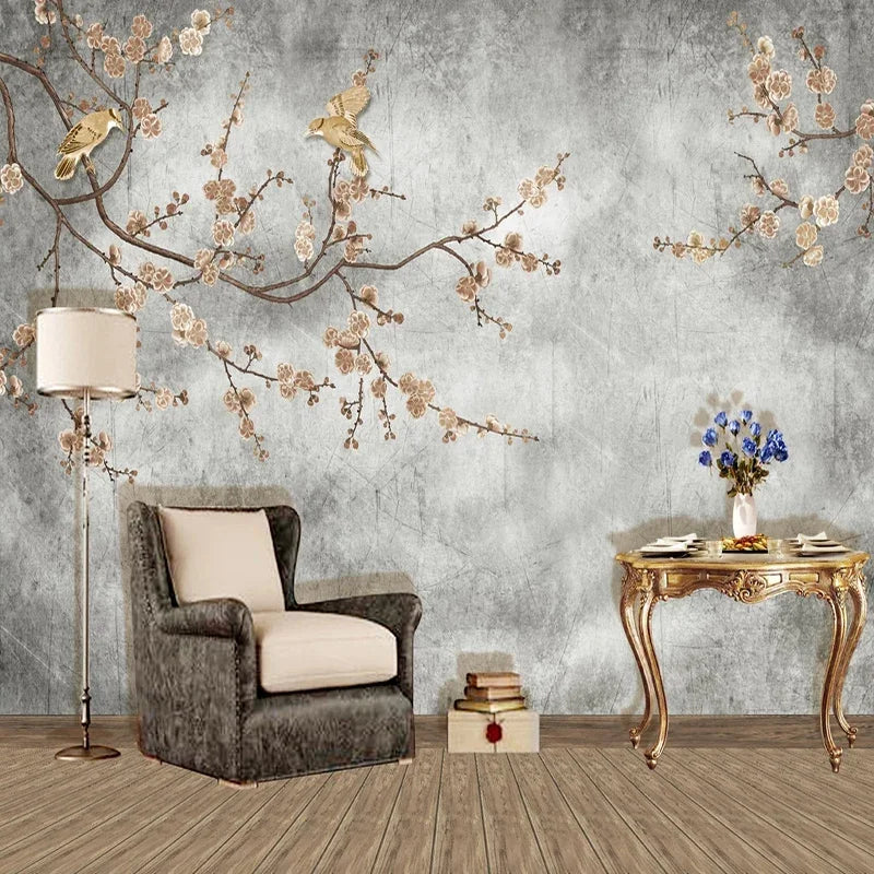 Salon avec papier peint panoramique de branches de prunier fleuries et oiseaux dorés sur fond gris