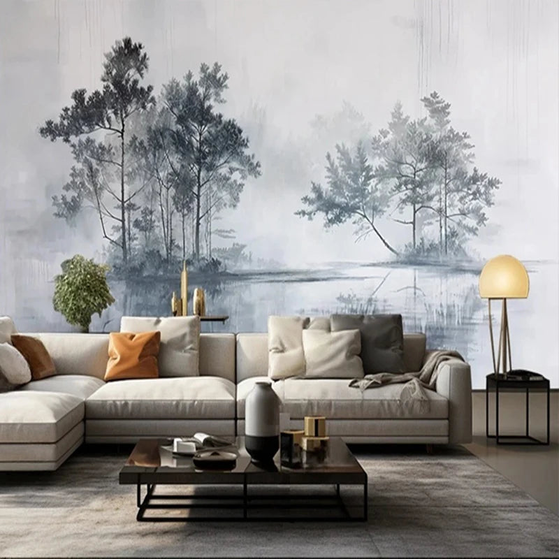 Salon avec papier peint panoramique de pins dans la brume, tons gris bleutés