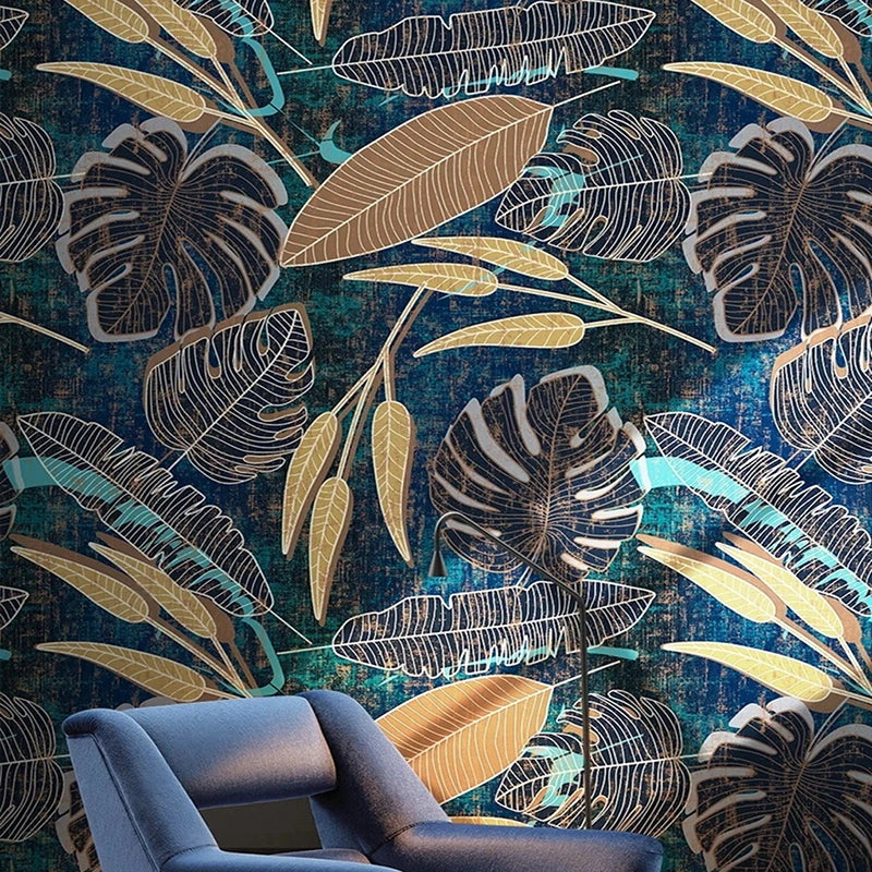 Mur de salon orné de feuilles tropicales dorées sur fond bleu nuit, fauteuil velours