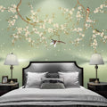 Mur de chambre orné de branches de prunier en fleurs et oiseaux sur fond vert