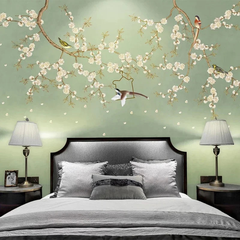 Mur de chambre orné de branches de prunier en fleurs et oiseaux sur fond vert