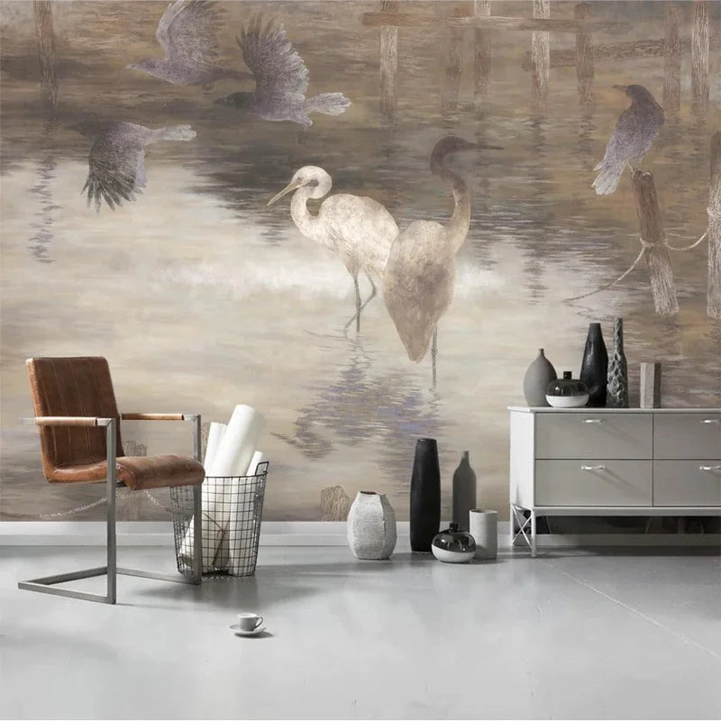 Papier peint panoramique hérons beiges dans une eau brumeuse, salon avec buffet gris