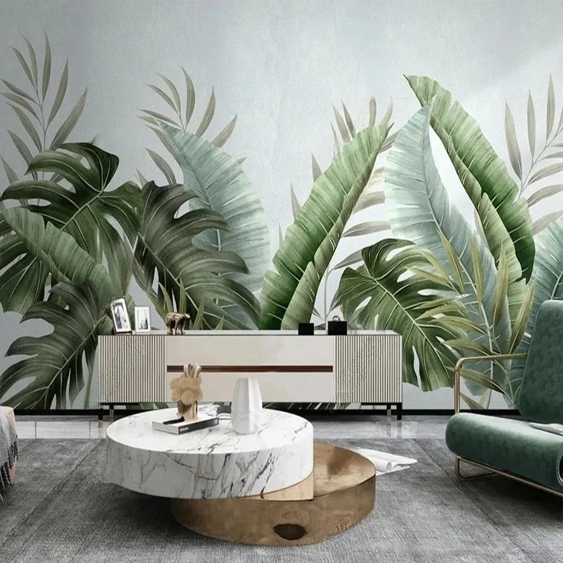 Papier peint panoramique de grandes feuilles tropicales vertes dans un salon contemporain