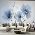 Grandes fleurs bleues translucides et papillons peints sur un mur de salon clair