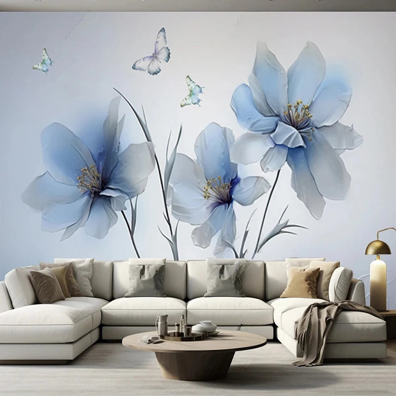 Grandes fleurs bleues translucides et papillons peints sur un mur de salon clair