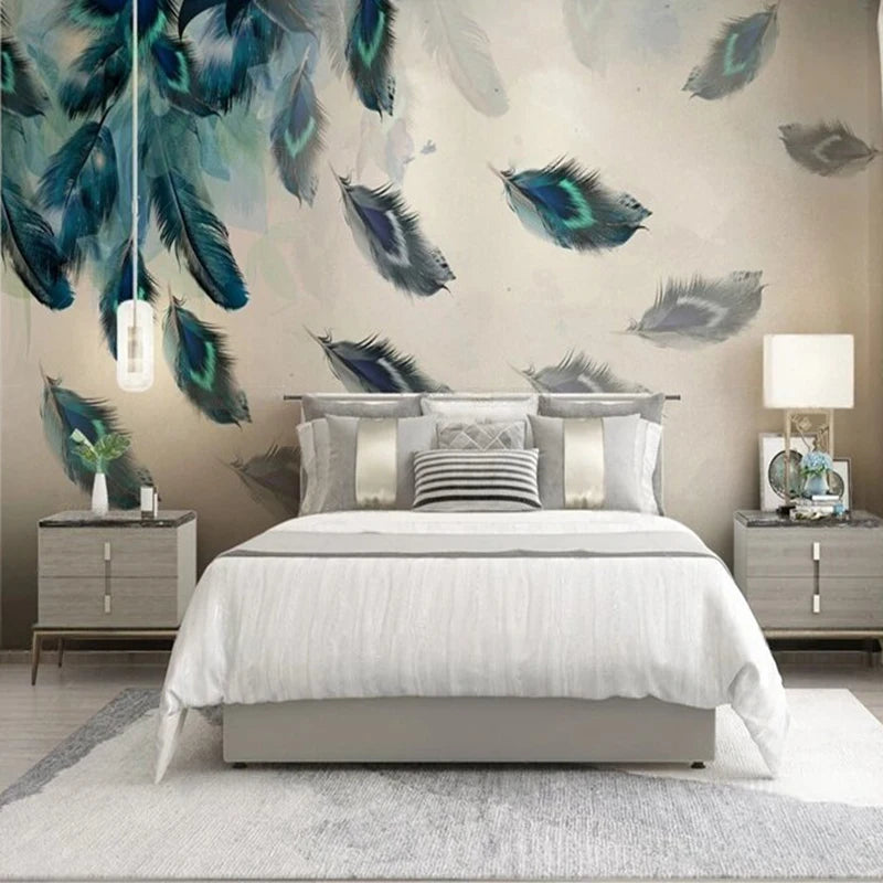 Plumes de paon bleues et grises flottant sur fond beige derrière un lit