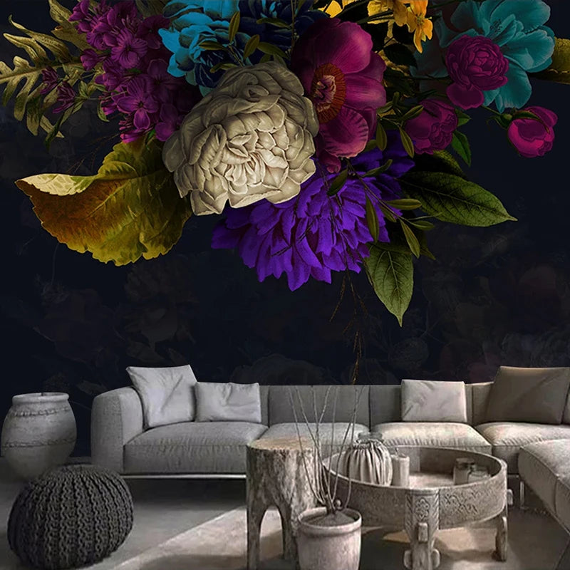 Papier peint panoramique fleuri, bouquet coloré sur fond noir dans un salon