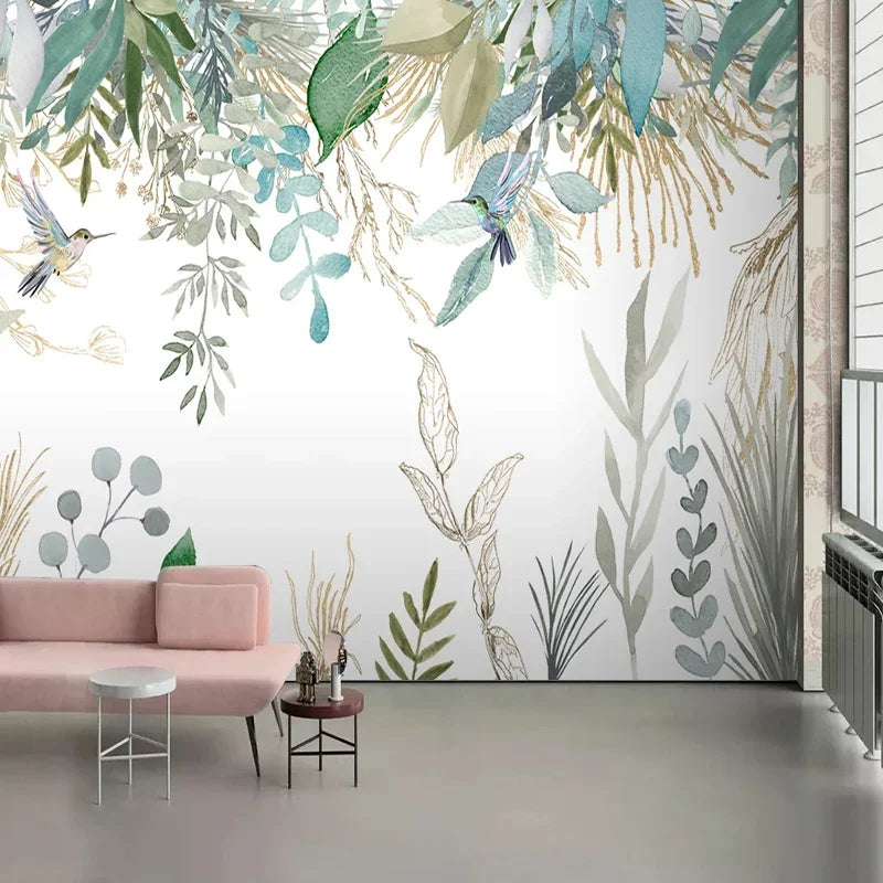 Papier peint panoramique feuillage aquarelle vert et colibris dans un salon au canapé rose