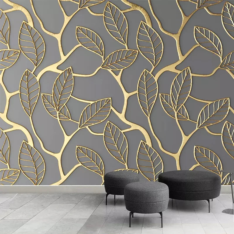 Papier peint panoramique feuilles dorées sur fond gris avec poufs noirs ronds