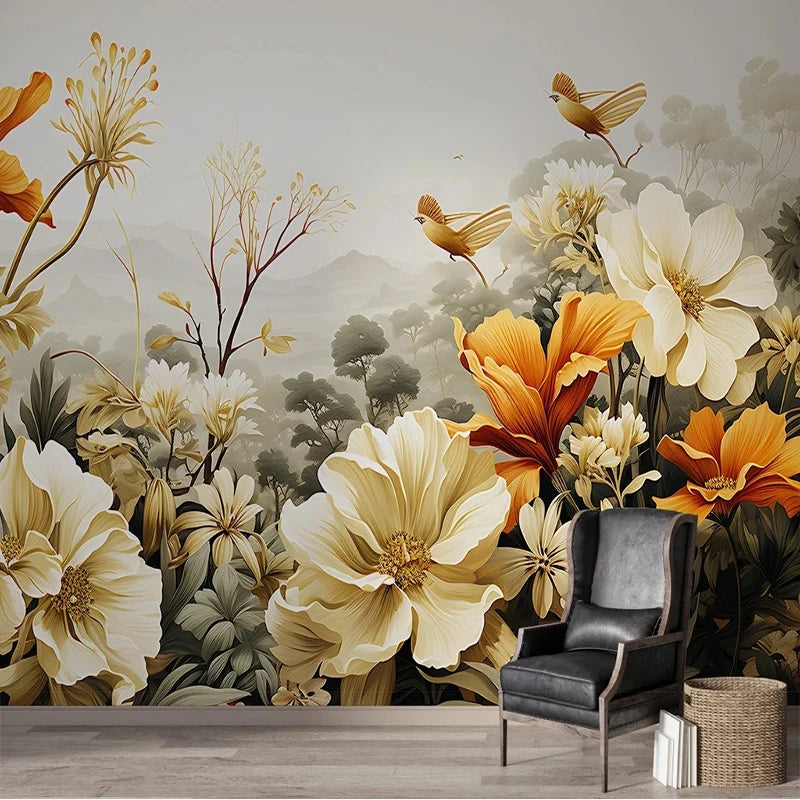 Papier peint panoramique de grandes fleurs ivoire et orangées avec oiseaux et paysage brumeux