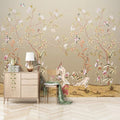 Papier peint panoramique beige à branches fleuries et oiseaux dans un salon