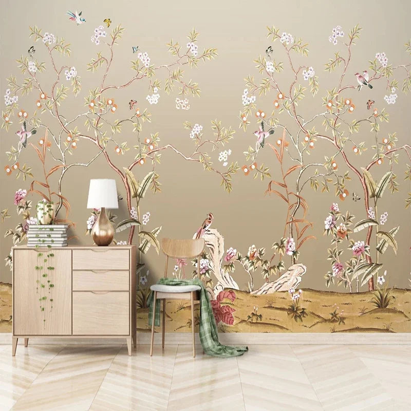 Papier peint panoramique beige à branches fleuries et oiseaux dans un salon