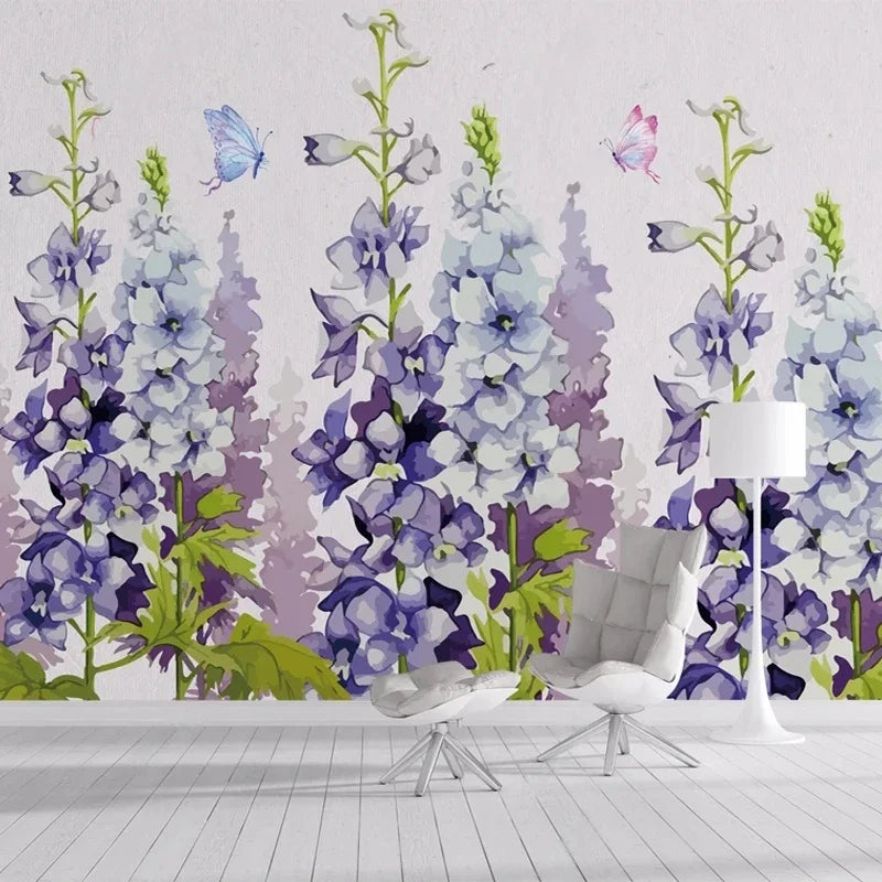 Papier peint panoramique de delphiniums violets et papillons dans un salon clair