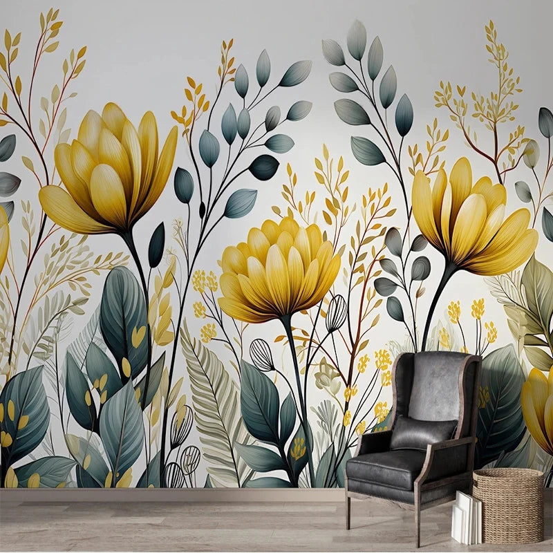 Papier peint panoramique de grandes fleurs jaunes et feuillages verts, fauteuil en cuir gris