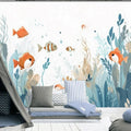 Décor mural aquarelle de fond marin avec poissons orange et algues bleues dans une chambre d'enfant