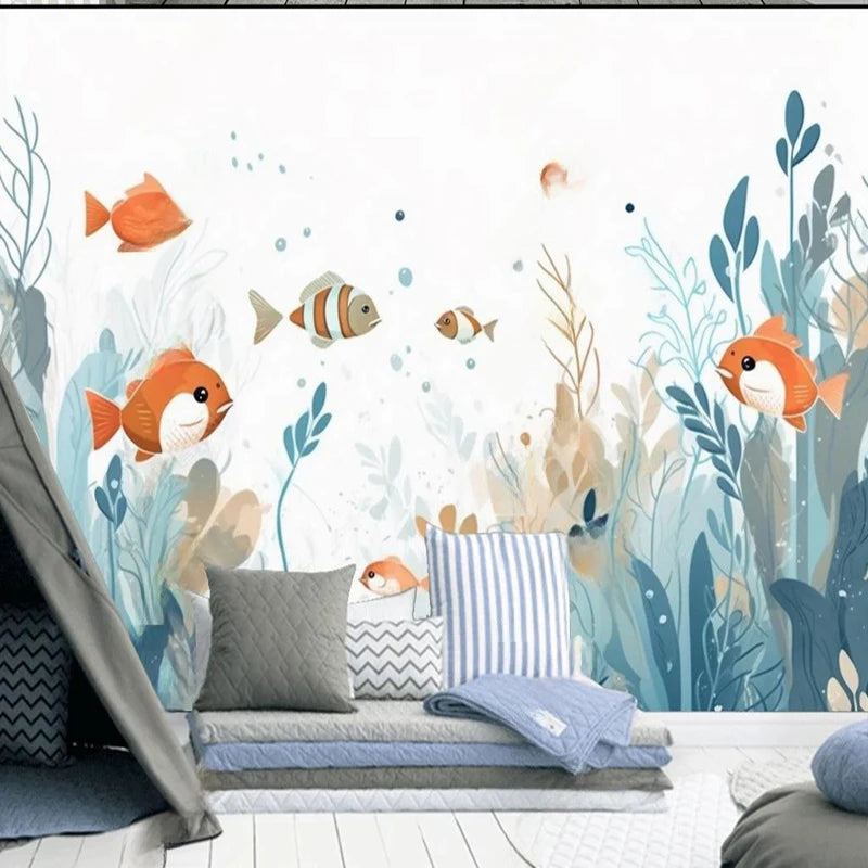 Décor mural aquarelle de fond marin avec poissons orange et algues bleues dans une chambre d'enfant