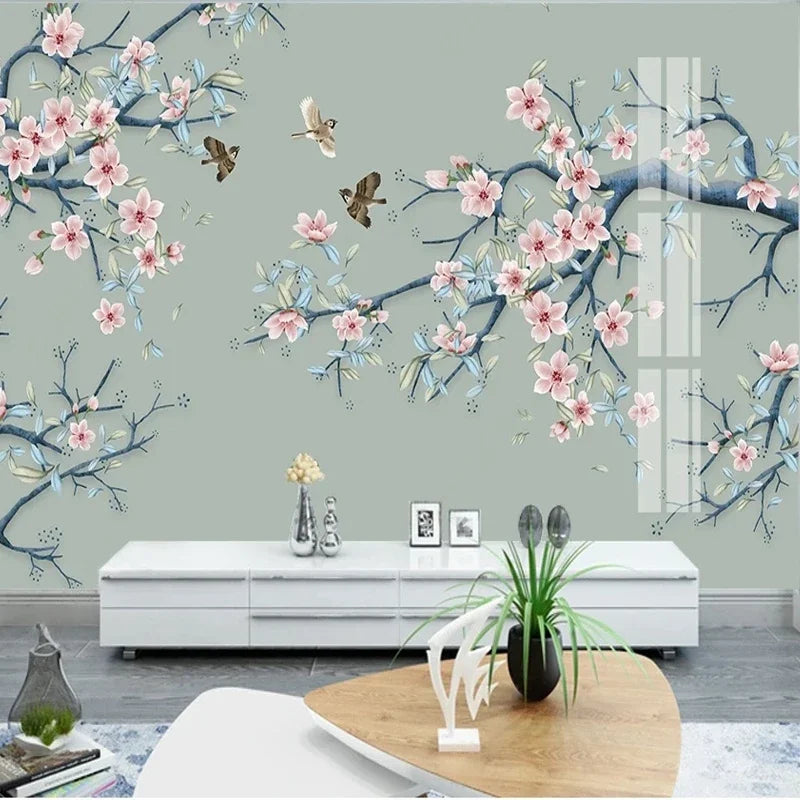 Branches de prunier en fleurs roses et oiseaux sur fond vert sauge, salon