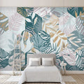 Papier peint panoramique de feuilles tropicales vertes, roses et dorées dans une chambre