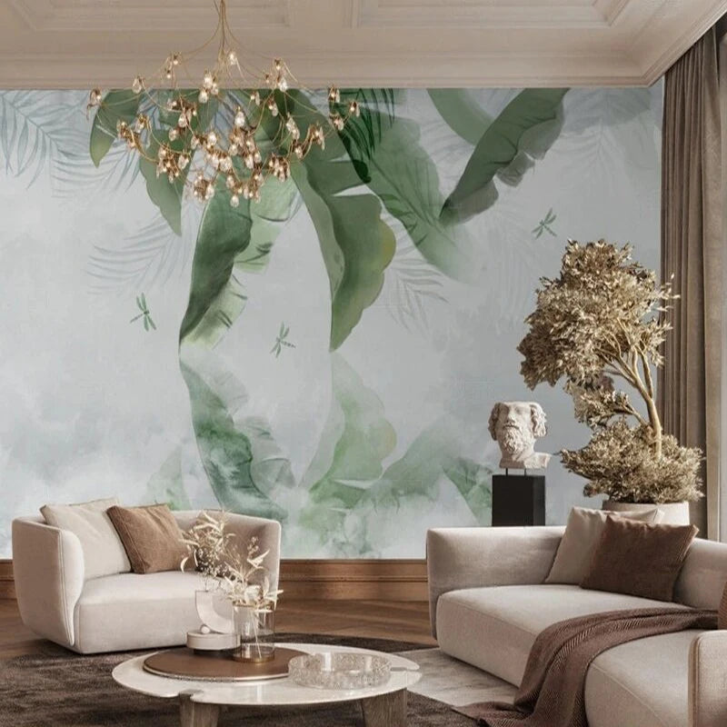 Mur de salon orné de grandes feuilles vertes aquarellées et de libellules
