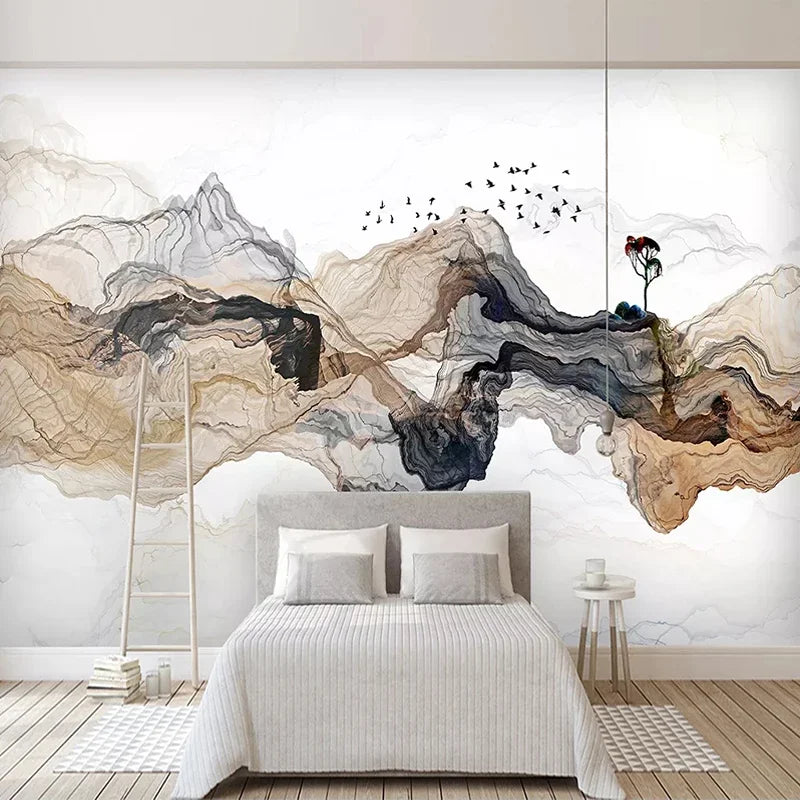 Papier peint panoramique montagnes à l'encre beige et grise derrière un lit