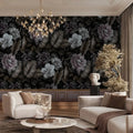 Mur de salon orné de grandes fleurs pastel et feuillages sur fond noir