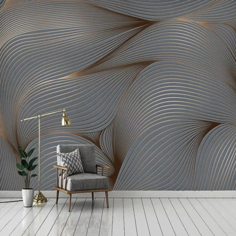 Papier peint panoramique de lignes ondulées grises et cuivrées dans un salon contemporain