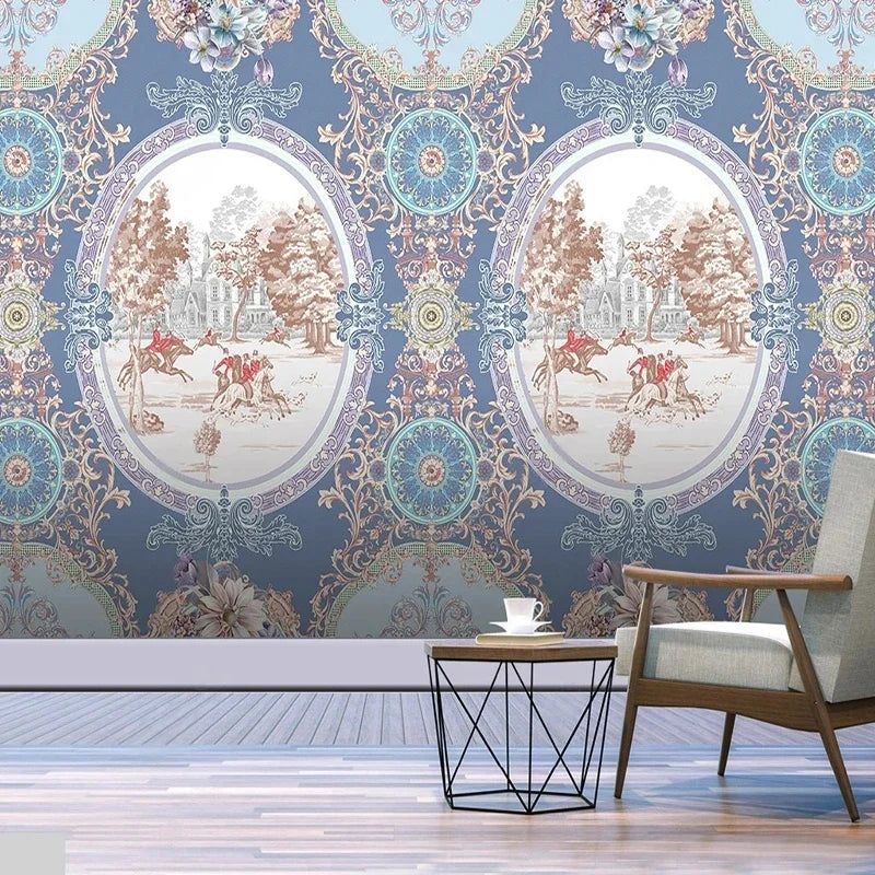 Papier peint bleu à médaillons équestres et arabesques fleuries dans un salon