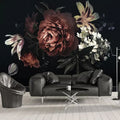 Papier peint panoramique floral, pivoine terracotta et lys sur fond noir, salon