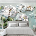 Pivoines blanches peintes et papillons sur fond bleu-vert au-dessus d'un lit gris
