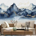 Papier peint panoramique de montagnes à l'encre bleue et or dans un salon