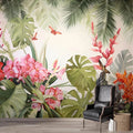 Papier peint panoramique jungle tropicale, feuilles vertes et fleurs roses, fauteuil noir