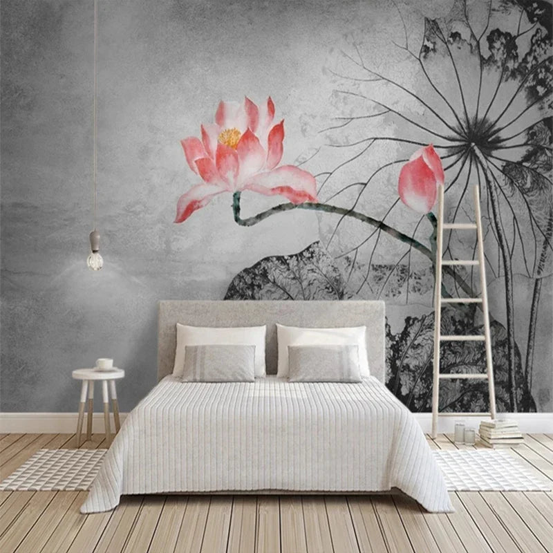 Papier peint panoramique lotus rose à l'encre grise derrière un lit blanc