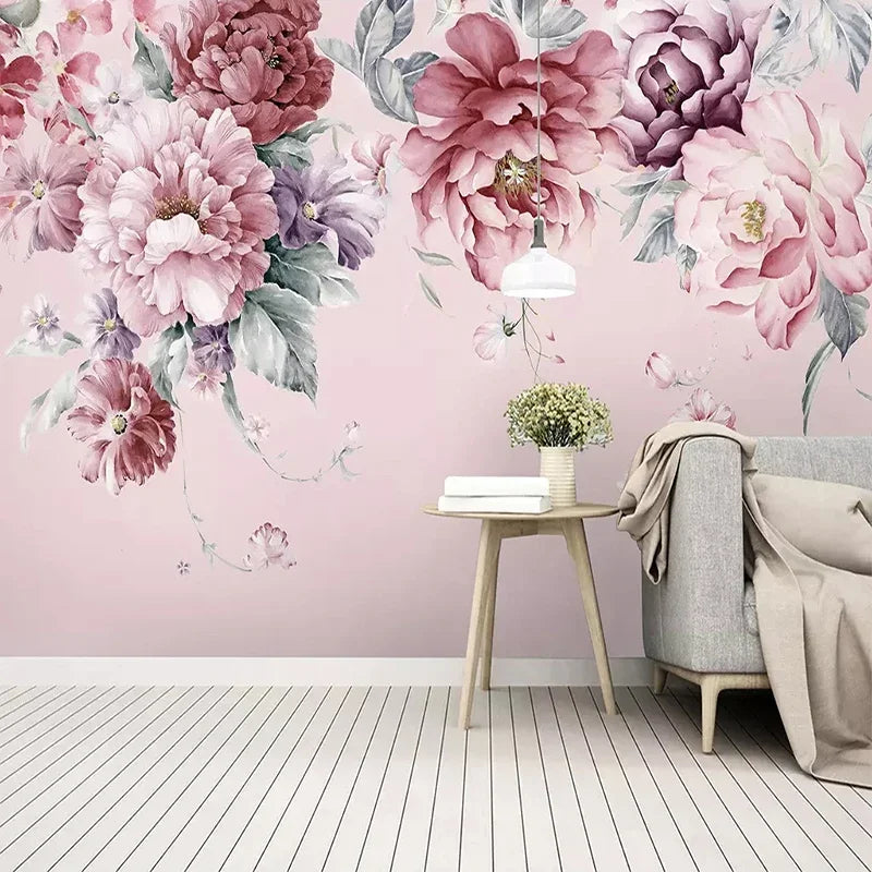 Papier peint panoramique à pivoines aquarelle roses sur fond rose dans un salon