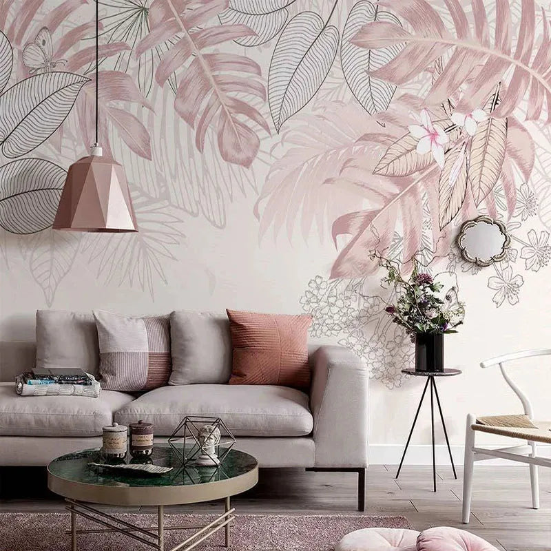 Grandes palmes tropicales roses et fleurs au trait sur un mur de salon